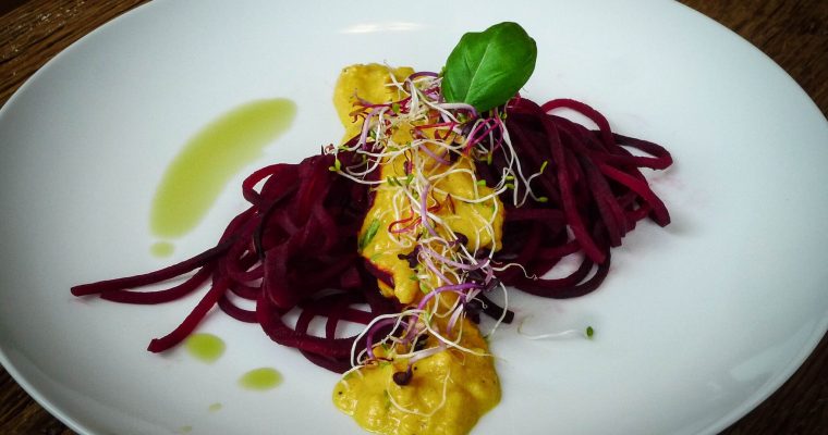 Rote-Rüben-Spaghetti mit Paprika-Kürbis Soße