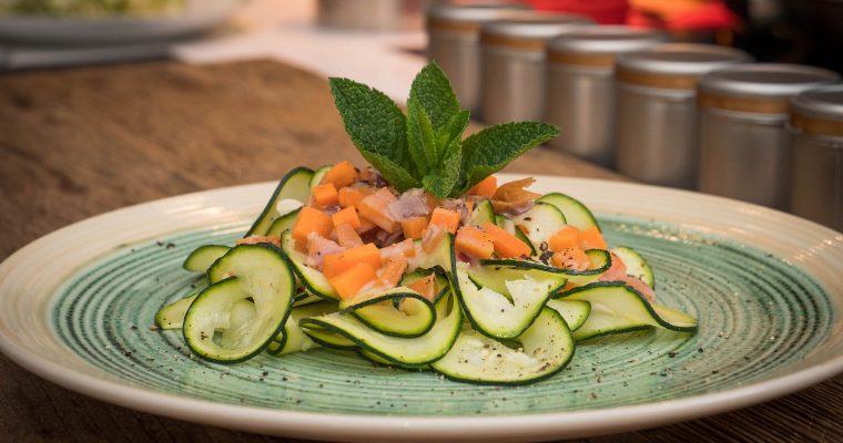 Zucchinibandnudeln mit Karottencreme