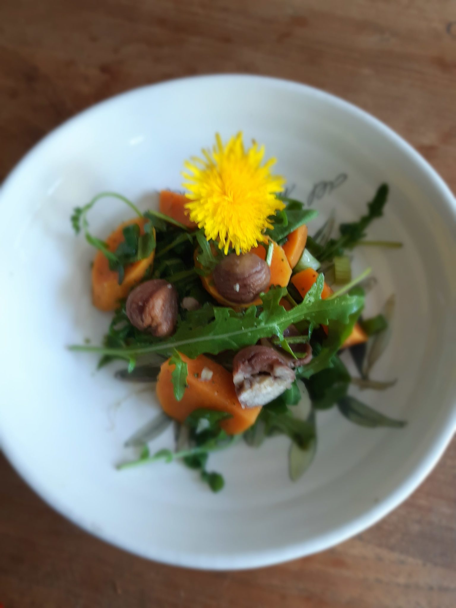 Kartoffelsalat mit Löwenzahnblätter